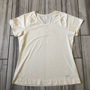 Arc’teryx cream short sleeve top / women’s large